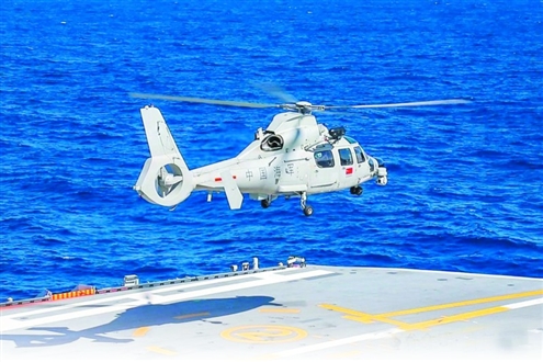 近日,南海某海域,海军舰载航空兵某部联合山东舰开展舰机联合搜救演练,锤炼部队实战化背景下的紧急搜救能力。海上搜救,对于直升机而言,犹如大海捞针,难度非常大。这个季节,南海海况复杂,海水冰凉刺骨,对落水人员身体机能消耗极大,早发现一秒,落水人员就会多一秒生的希望,这对搜救机组提出了更高要求。此次演练最大程度模拟真实战场环境,通过各部门协同配合,在建立和运用搜救体系、提升舰机联合搜救效能上做出有益探索。◎据南部战区微信公众号